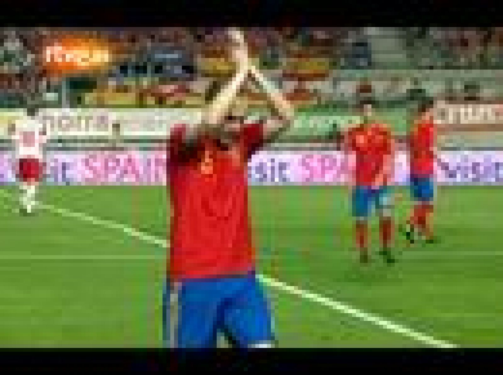 Iniesta se retira con molestias | Ver