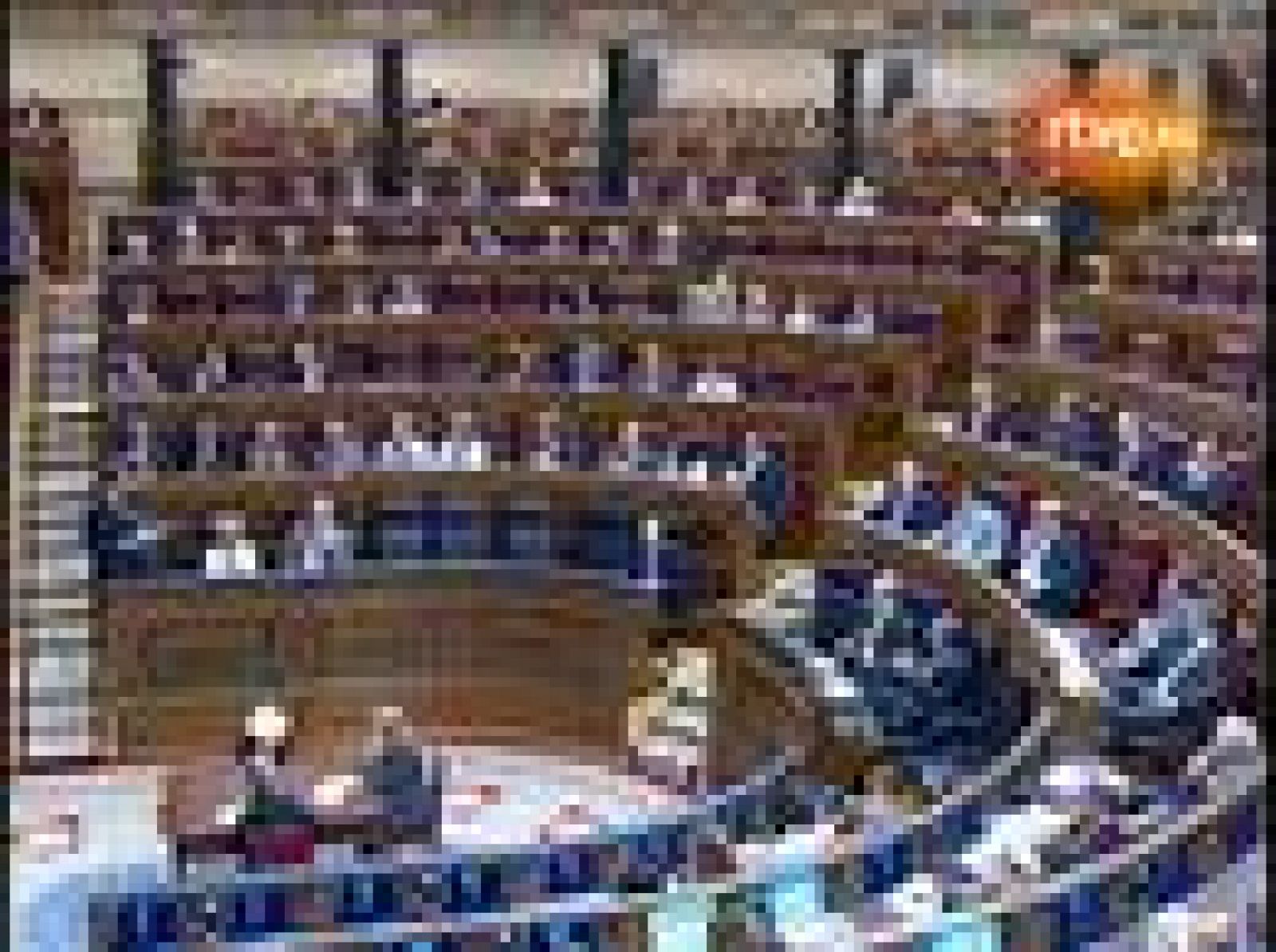 Zapatero defiende que su respuesta a la crisis es social | Ver