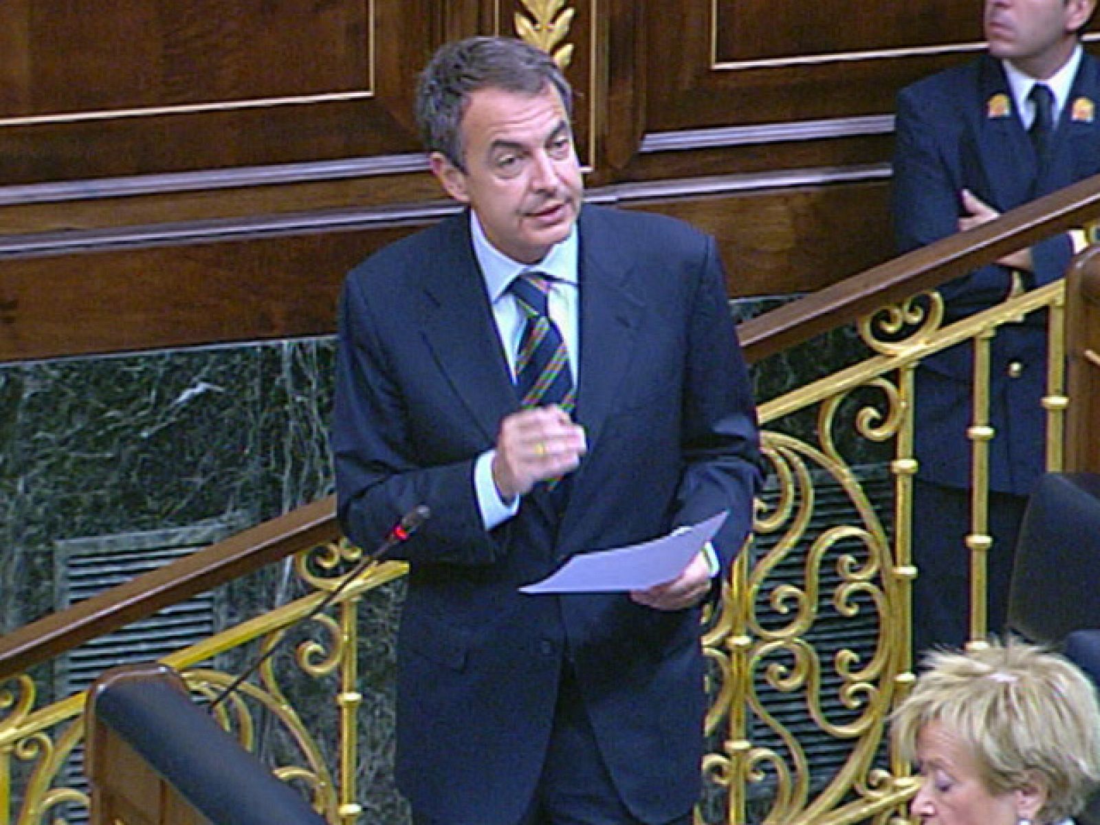   Zapatero defiende que su respuesta a la crisis sigue siendo "social" y "nunca demagógica" en la sesión de control al Gobierno en el Congreso