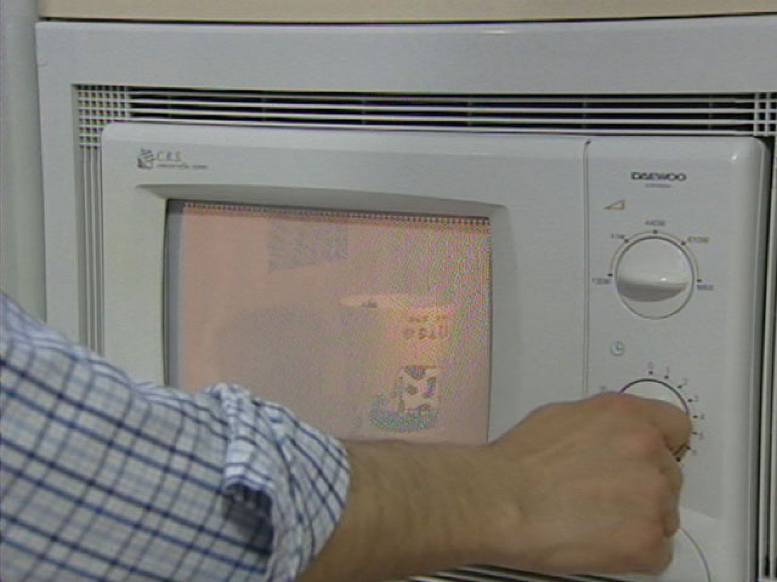 Un aumento propuesto por Industria del que, de momento, no se conoce la cuantía. Facua-Consumidores en Acción asegura que, en los últimos dos años y medio, la luz ha subido un 26% y eso supone 6 veces la inflación en ese período. Y recuerda que la factura eléctrica ya subió en enero un 2,6%. En su opinión, el Gobierno pone la cuenta de resultados de las eléctricas por encima de los intereses de los usuarios en un momento de crisis económica.