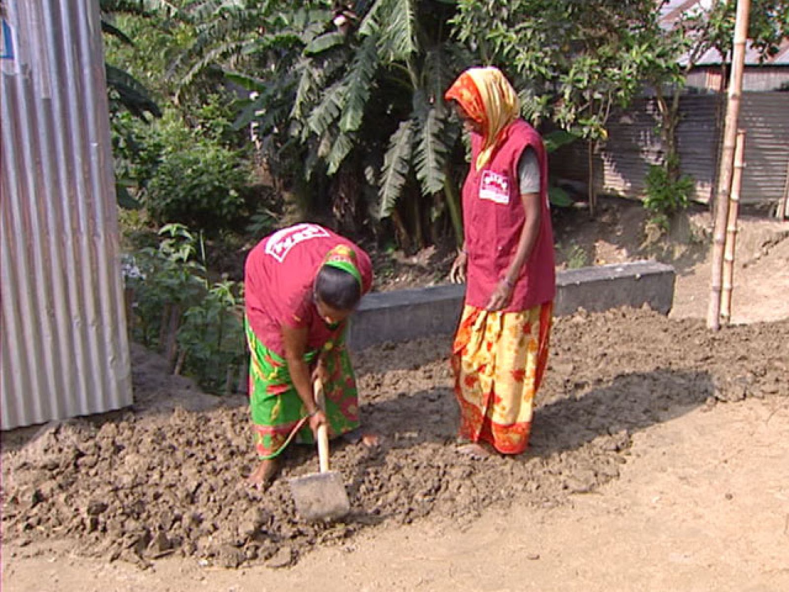 Entre los habitantes de Bangladesh, uno de los países más pobres del planeta, hay un grup especialmente vulnerable: son las mujeres abandonadas por sus familias que sobreviven como pueden sin ingresos y sin apoyo social. 