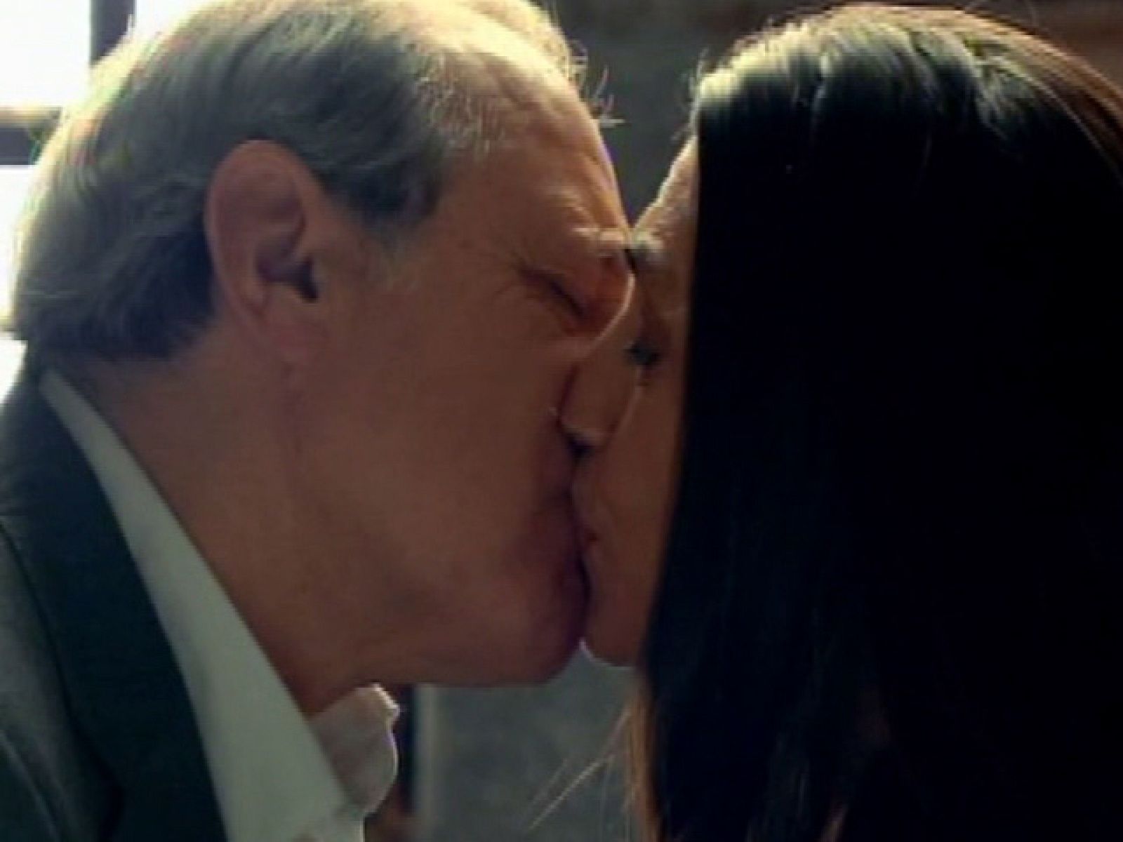 Gran Reserva - El beso de Cortázar-Reverte - Gran Reserva | Ver