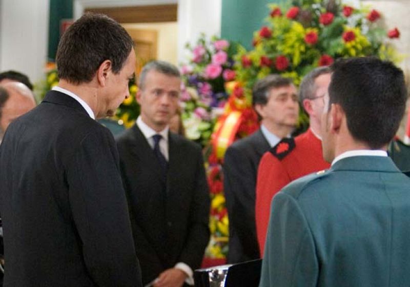  José Luis Rodríguez Zapatero visita la capilla ardiente de Juan Manuel Piñuel.