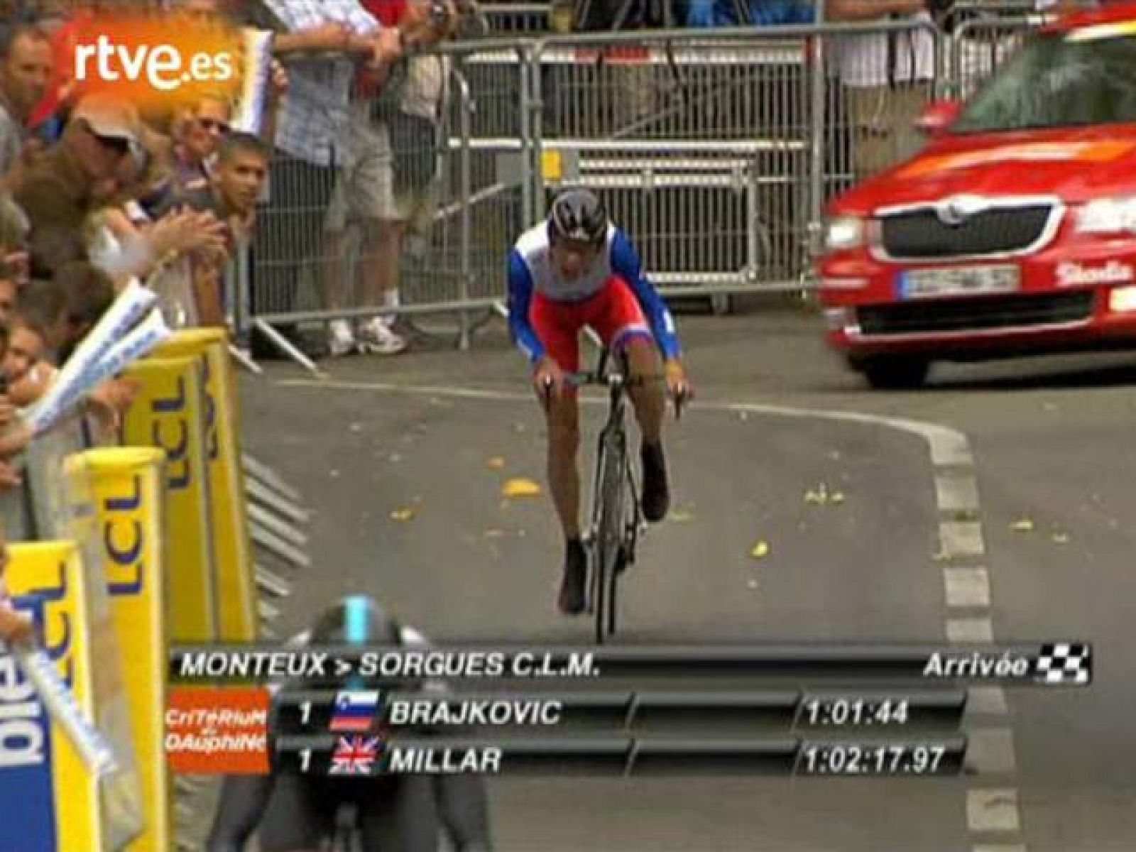 El esloveno Janez Brajkovic ha arrebatado el liderato de la Dauphiné Liberé a Alberto Contador tras vencer en la contrarreloj individual de la tercera etapa