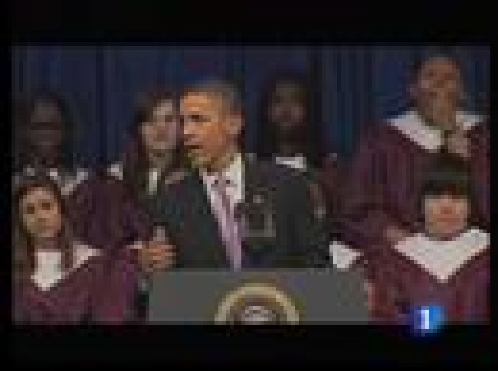 Un estudiante se duerme en pleno discurso del presidente Obama | Ver