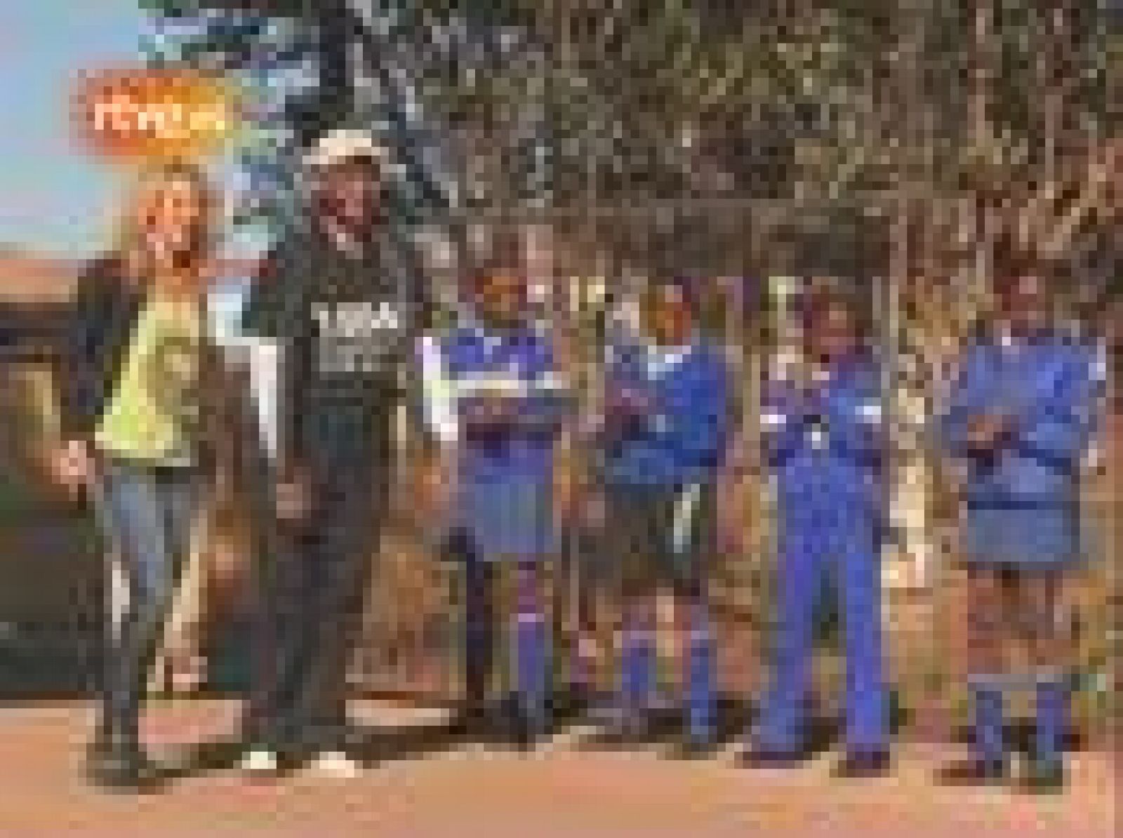 La artista colombiana Shakira visitó una escuela en los suburbios de la ciudad de Johannesburgo, donde compartió con los alumnos sus vivencias de cuando estaba en la etapa escolar.