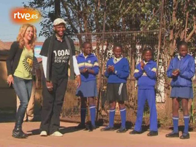 La artista colombiana Shakira visitó una escuela en los suburbios de la ciudad de Johannesburgo, donde compartió con los alumnos sus vivencias de cuando estaba en la etapa escolar.