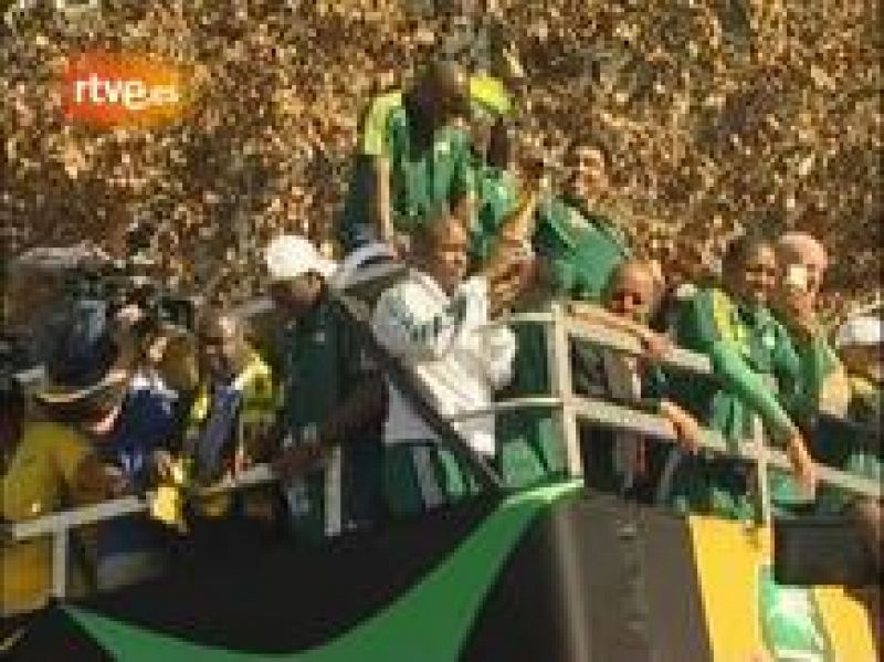 Miles de personas han bailado, gritado y han hecho sonar sus vuvuzelas, al paso del autobús que llevó a los Bafana Bafana a recorrer la ciudad de Johanesburgo.