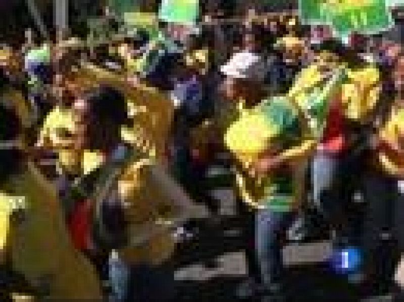La población sudafricana se ha lanzado a las calles para comenzar a animar a su selección a un día del comienzo del Mundial, cuando los aficionados de las selecciones de todo el planeta comienzan a poblar las calles sudafricanas.