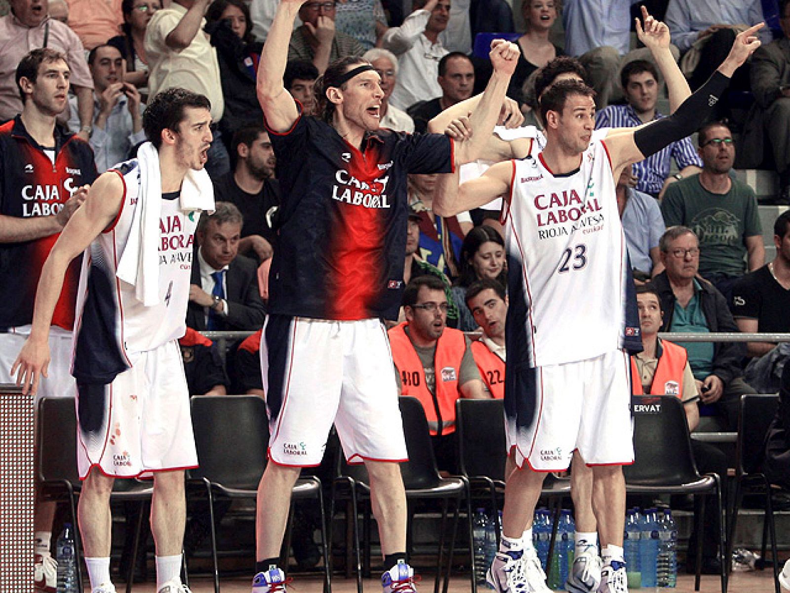 El Caja Laboral ha ganado en la 'pista imposible', el Palau Blaugrana del Barcelona, que ha perdido el factor cancha en al final de la ACB.