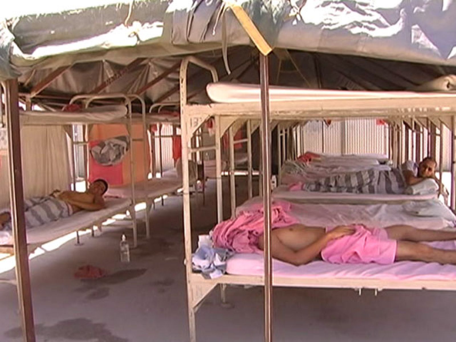 El fiscal general de Estados Unidos, Eric Holder, ha dicho que la muerte del adolescente es extremadamente lamentable. El suceso ha aumentado la crispación por la ley Arizona, que criminaliza a los inmigrantes sin documentos. 