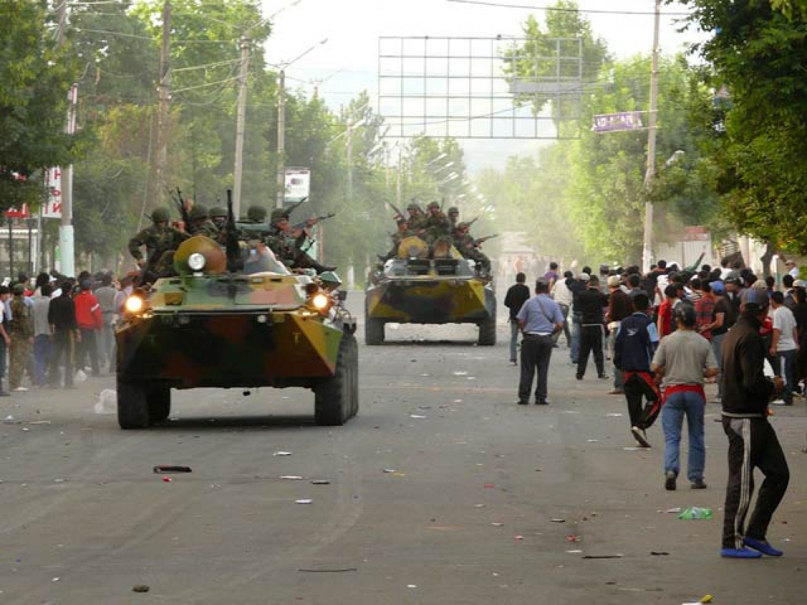 Las disputas entre kisguises y uzbekos han dejado además más de 500 heridos.