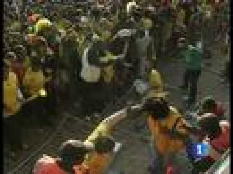  Tres aficionados han resultado heridos en Sudáfrica debido a una avalancha que ha ocurrido en la inmediaciones del estadio donde se inauguraba el Mundial.