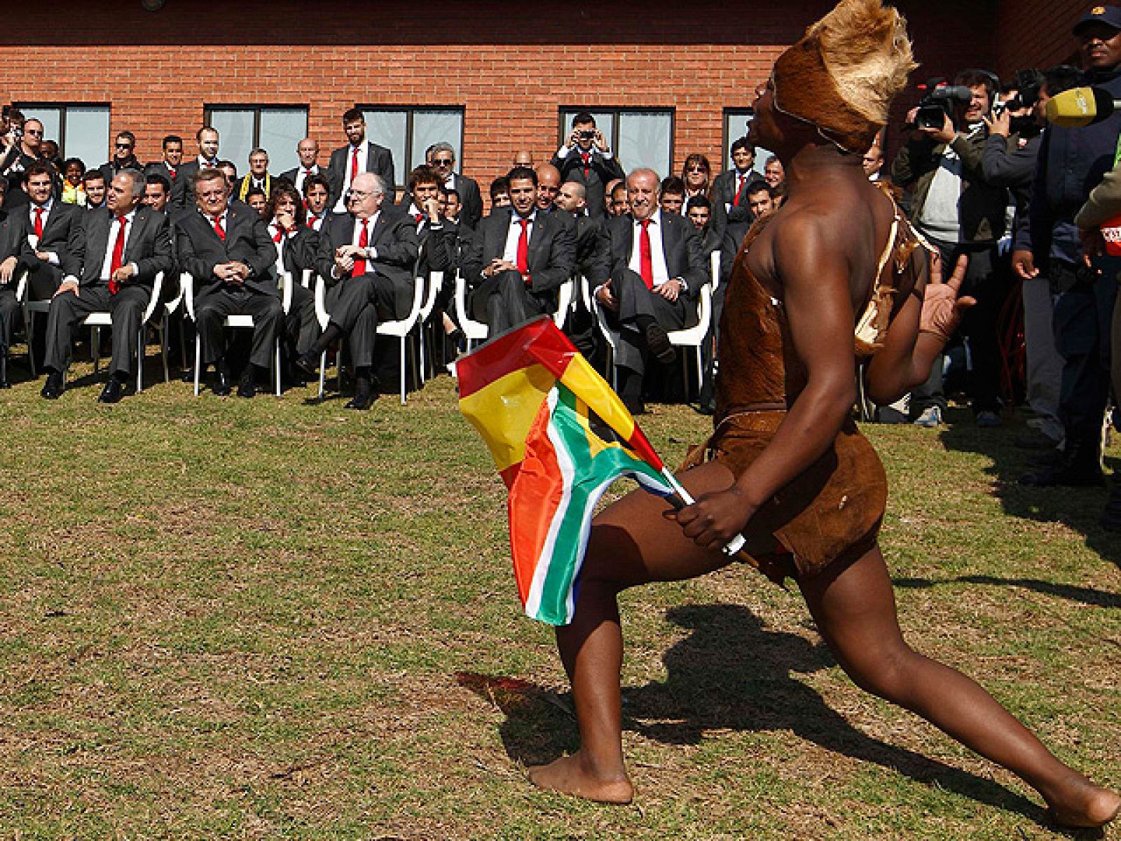 La selección española ha tenido un gran recibimiento a su llegada a Sudáfrica e Iniesta ya ha comenzado a entrenar en solitario.