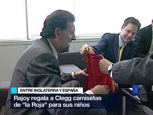  - Rajoy regala camisetas de la 'roja'