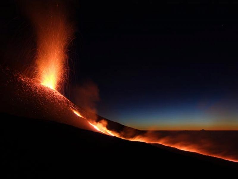 Espectaculares imágenes del volcán Etna, en Sicilia, que lleva cinco días expulsando lava.