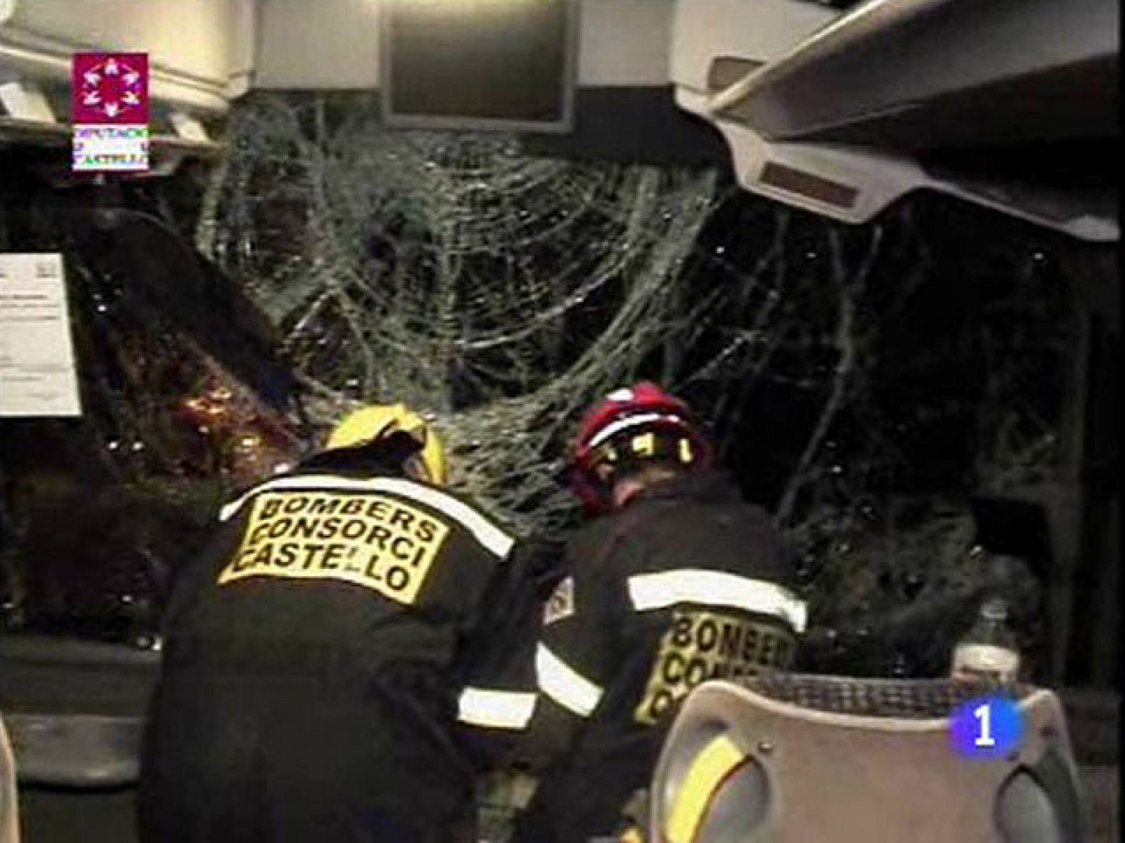  16 personas, entre ellas el conductor de este autobús están heridos, cuatro de ellos graves. El autobús en el que viajaban perdía el control anoche en la AP7, a la altura de Peñíscola.  