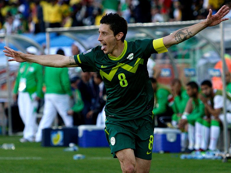 Eslovenia ha batido a Argelia gracas a un gol de Koren, que aprovechó un error de Chaouchi para poner a los suyos líderes del Grupo C. Mucho tendrá que agradecer Eslovenia a los porteros rivales, ya que Inglaterra empató ante EE.UU. por un fallo de G