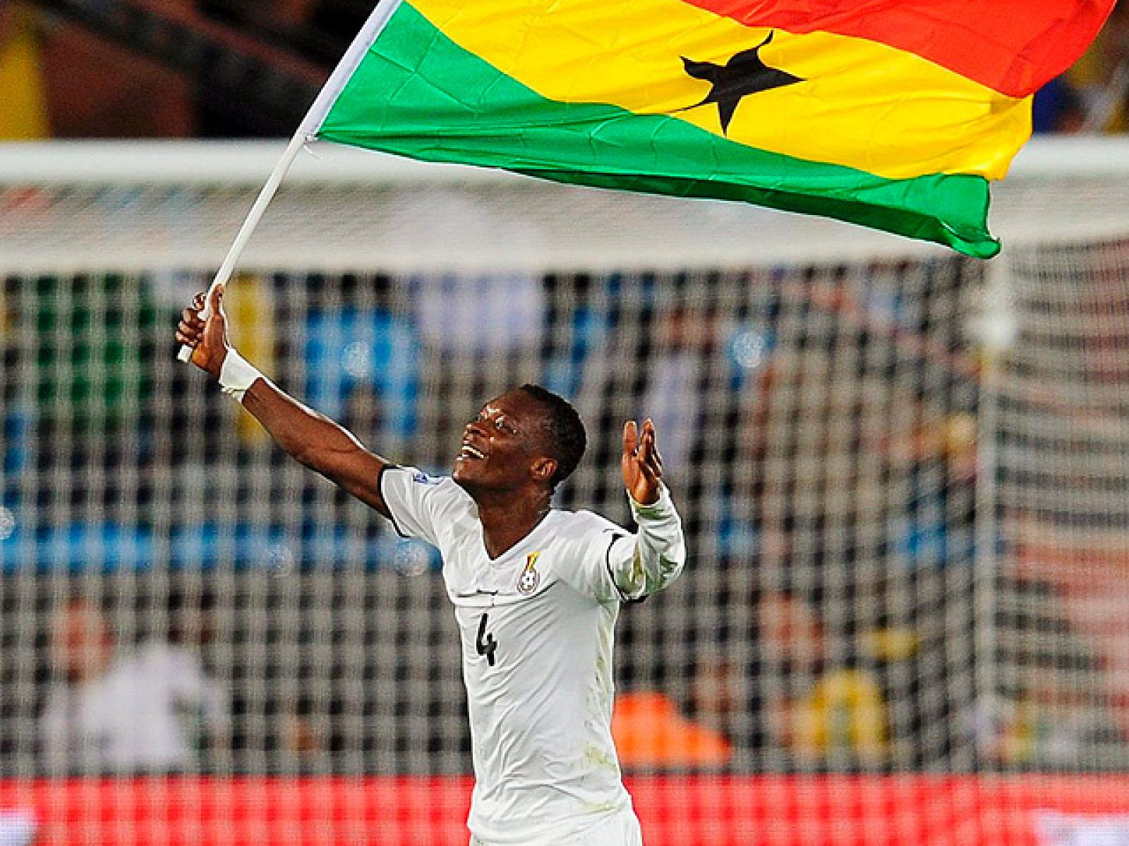 Al margen de la goleada de Alemania a Australia, la tercera jornada del Mundial nos ha dejado la primera victoria africana del torneo, de Ghana ante Serbia, y una nueva cantada. En este caso, el portero argelino ha provocado la victoria de Eslovenia.