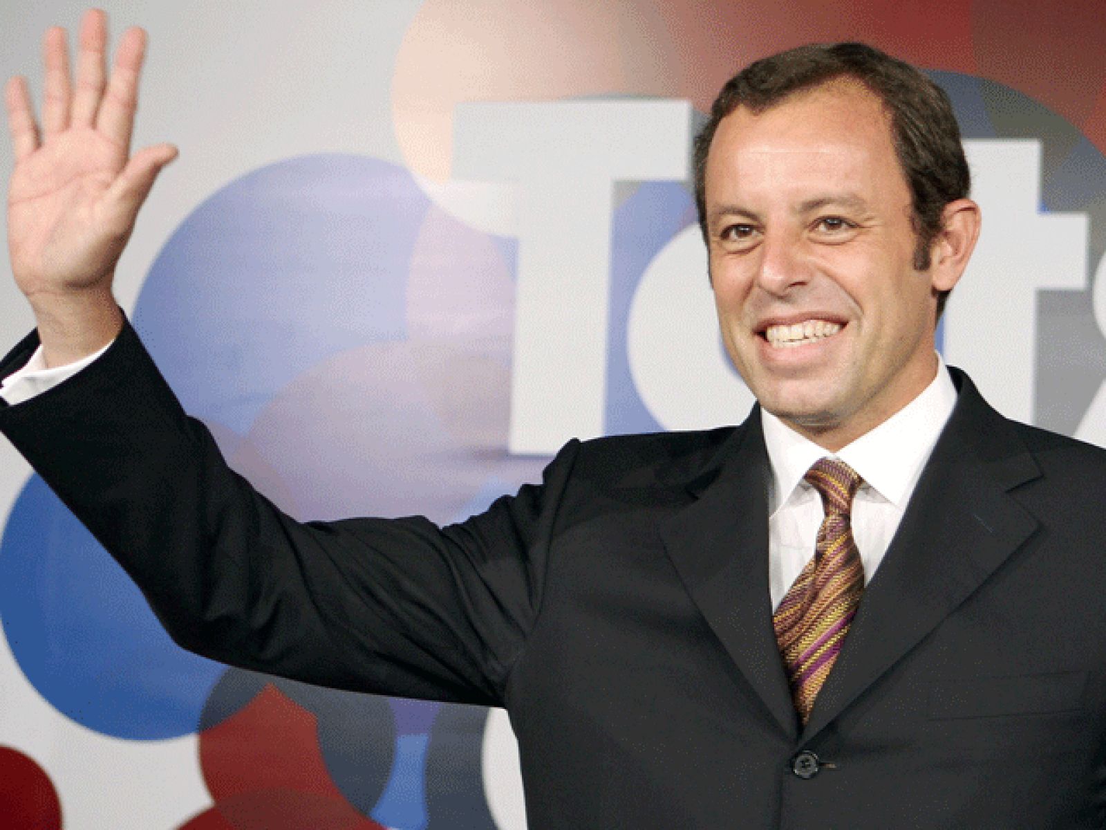  El candidato Sandro Rosell ha sido escogido nuevo presidente del FC Barcelona por los socios del club blaugrana, que le dieron una amplía mayoría (61,35%) sobre sus rivales Agustí Benedito, que fue el segundo candidato más votado, por delante de Marc Ingla y el 'delfín' de Joan Laporta, Jaume Ferrer.