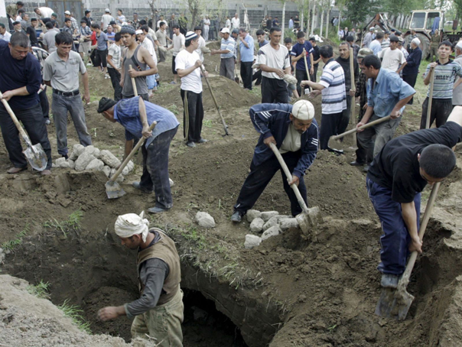 Naciones Unidas y la Unión Europea han pedido el fin de los combates entre la mayoria kirguiza y la minoria uzbeca en el sur de esta república rusa, a orillas del Caúcaso. Rusia ha reforzado la seguridad en sus bases militares, y ya ha enviado ayuda humanitaria.