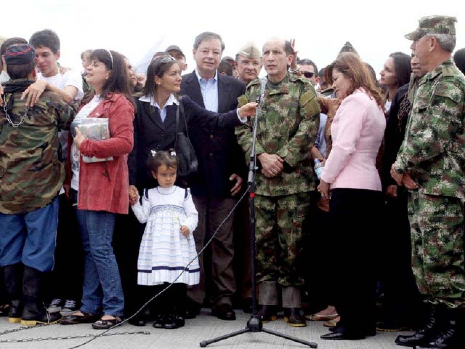 Luis Mendieta ha agradecido especialmente al presidente del país Álvaro Uribe por toda su atención y también ha mandado un saludo al ministro de la defensa nacional.
