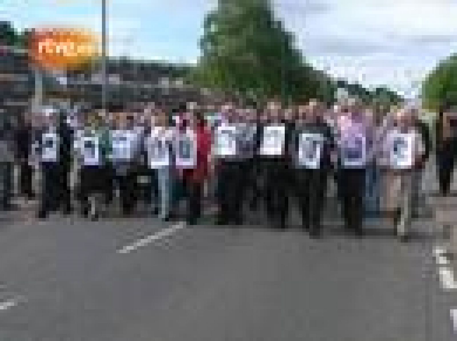 Los familiares de las víctimas del 'Domingo Sangriento' marchan en silencio a conocer el Informe Saville | Ver