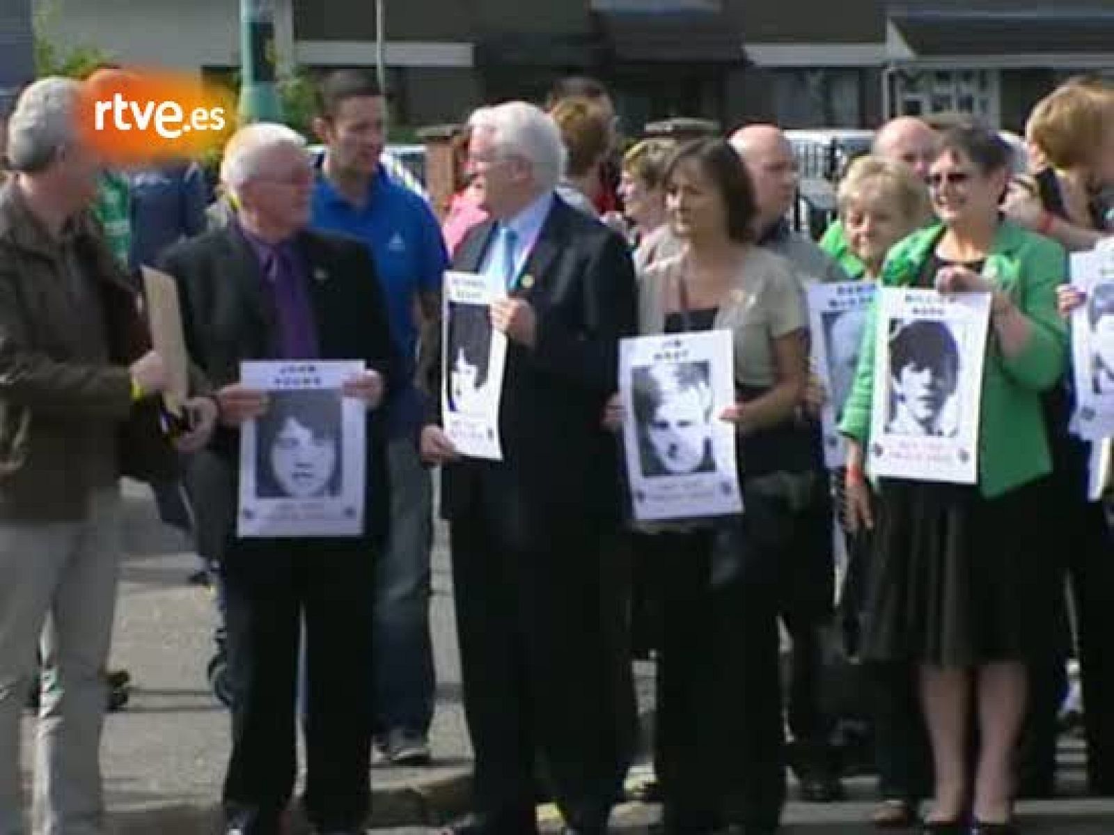 Los familiares de los14 civiles que murieron el 30 enero de 1972 en Londonderry a manos del Ejército británico han iniciado una marcha silenciosa esta mañana para conmemorar el episodio conocido como el "Domingo Sangriento "antes de la publicación del muy esperado informe de investigación (15/06/2010).