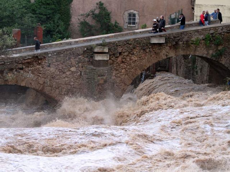 Las fuertes lluvias que han azotado el sureste de Francia han dejado al menos 15 muertos y varios desaparecidos.  