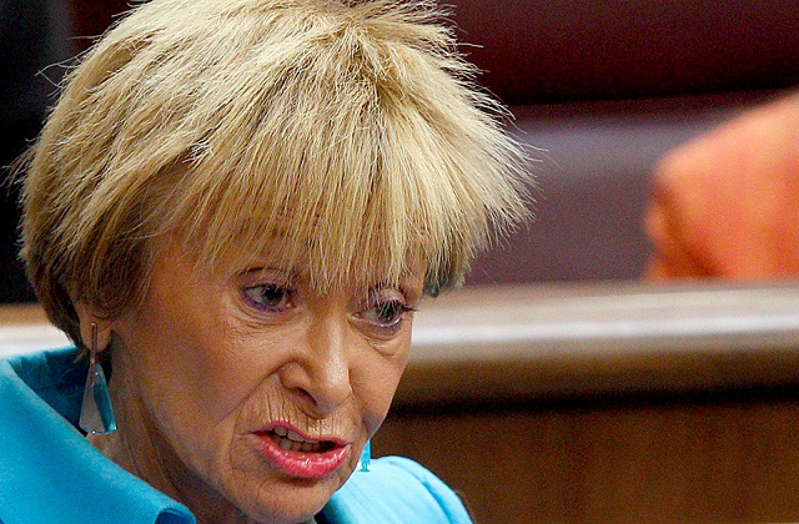 La vicepresidenta primera del Gobierno, María Teresa Fernández de la Vega, ha calificado la reforma laboral aprobada este viernes en Consejo de Ministros como "la más importante en 20 años". "Ambicionamos que el despido sea la última opción del empresario y que no sea la más fácil", ha dicho en una rueda de prensa donde ha destacado que los principales objetivos son la reducción de la temporalidad en el empleo, el fomento de la contratación indefinida y acabar con la precariedad en el mercado de trabajo. 