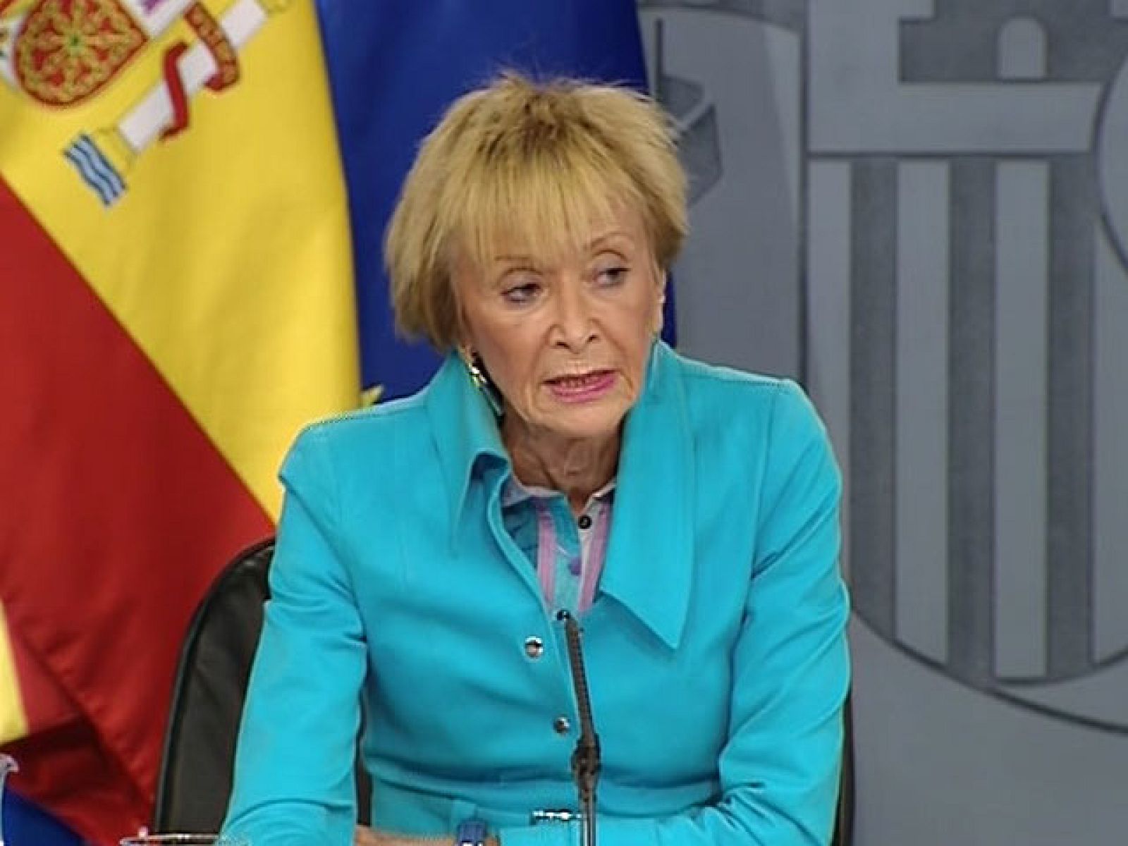 El Gobierno ha aprobado el real decreto de reforma laboral que pretende , según la vicepresdienta, que la recuperación económico se traduzca en mas y mayor empleo. Fernández de la Vega ha asegurado que el objetivo es reducir la temporalidad y que el despido sea la últma opción. El ministro Corbacho ha resumido los principales cambios en el documento que presentaron a sindicatos y empresarios y ha recalcado que más flexibilidad no significa más inseguridad para los trabajasdores. Sobre los contratos temporales ha dicho que sólo hay cambios en el de obras y servicios. 