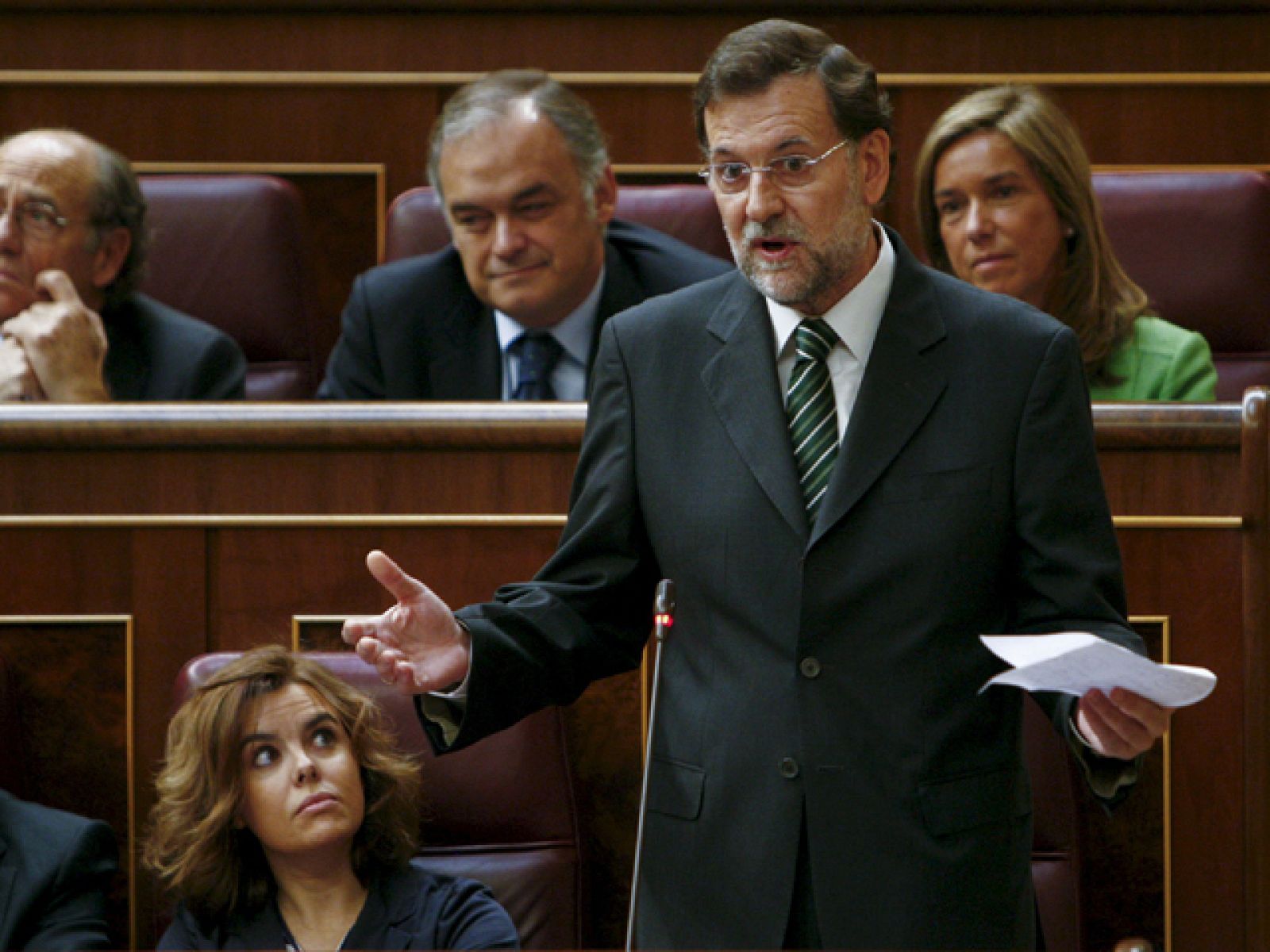 Ha sido en la sesión de control en el Congreso. Entre otras acusaciones, Rajoy ha reprochado a Zapatero que vaya a haber una subida de la tarifa de la luz y el presidente le ha contestado que esa medida es consecuencia de las políticas que hicieron los gobiernos del PP. 
