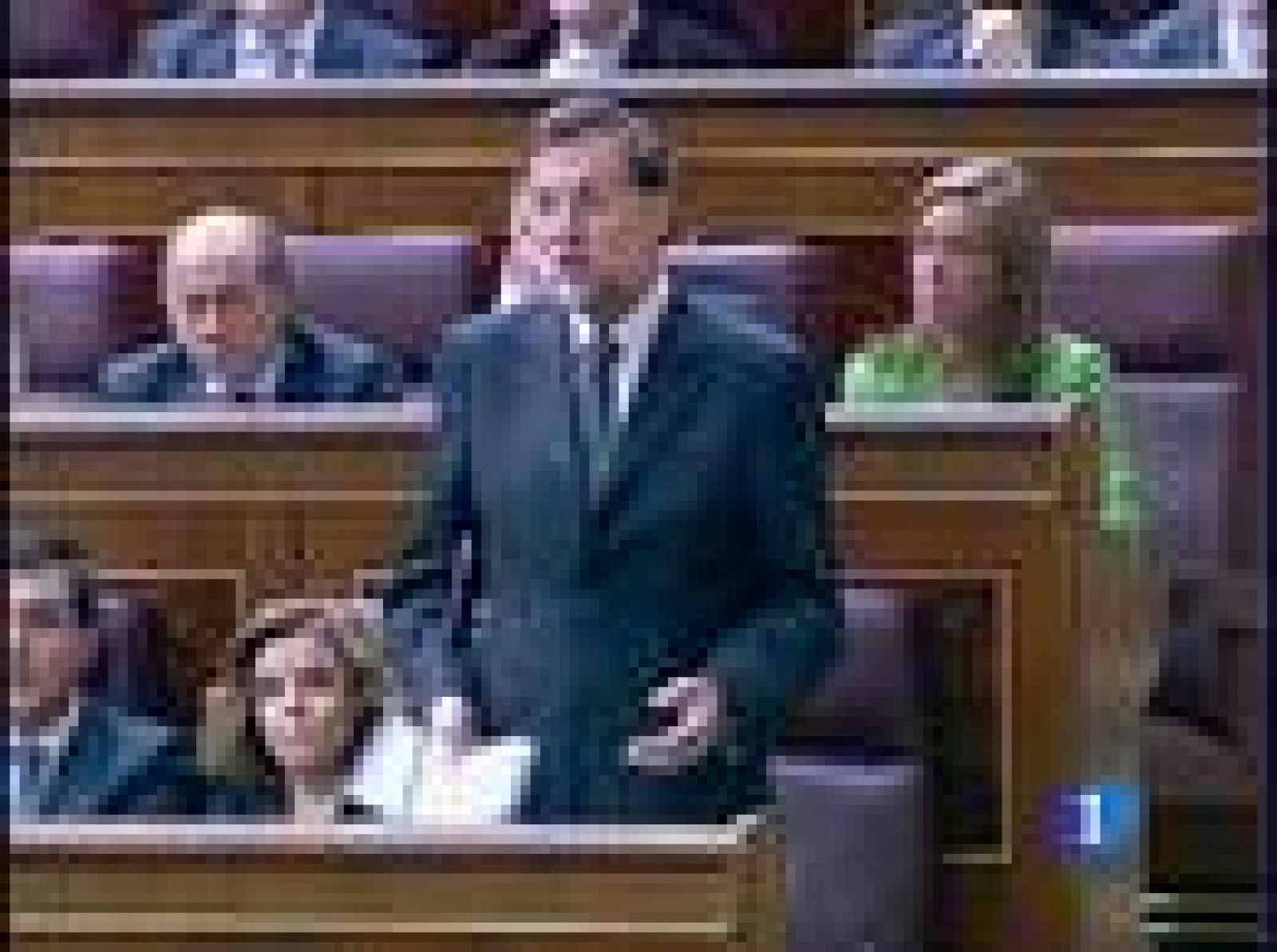 Ha sido en la sesión de control en el Congreso. Entre otras acusaciones, Rajoy ha reprochado a Zapatero que vaya a haber una subida de la tarifa de la luz y el presidente le ha contestado que esa medida es consecuencia de las políticas que hicieron los gobiernos del PP. 