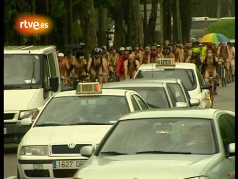  Decenas de ciclistas desnudos han tomado las calles del centro de Madrid bajo el lema 'Desnudos frente al tráfico'.
