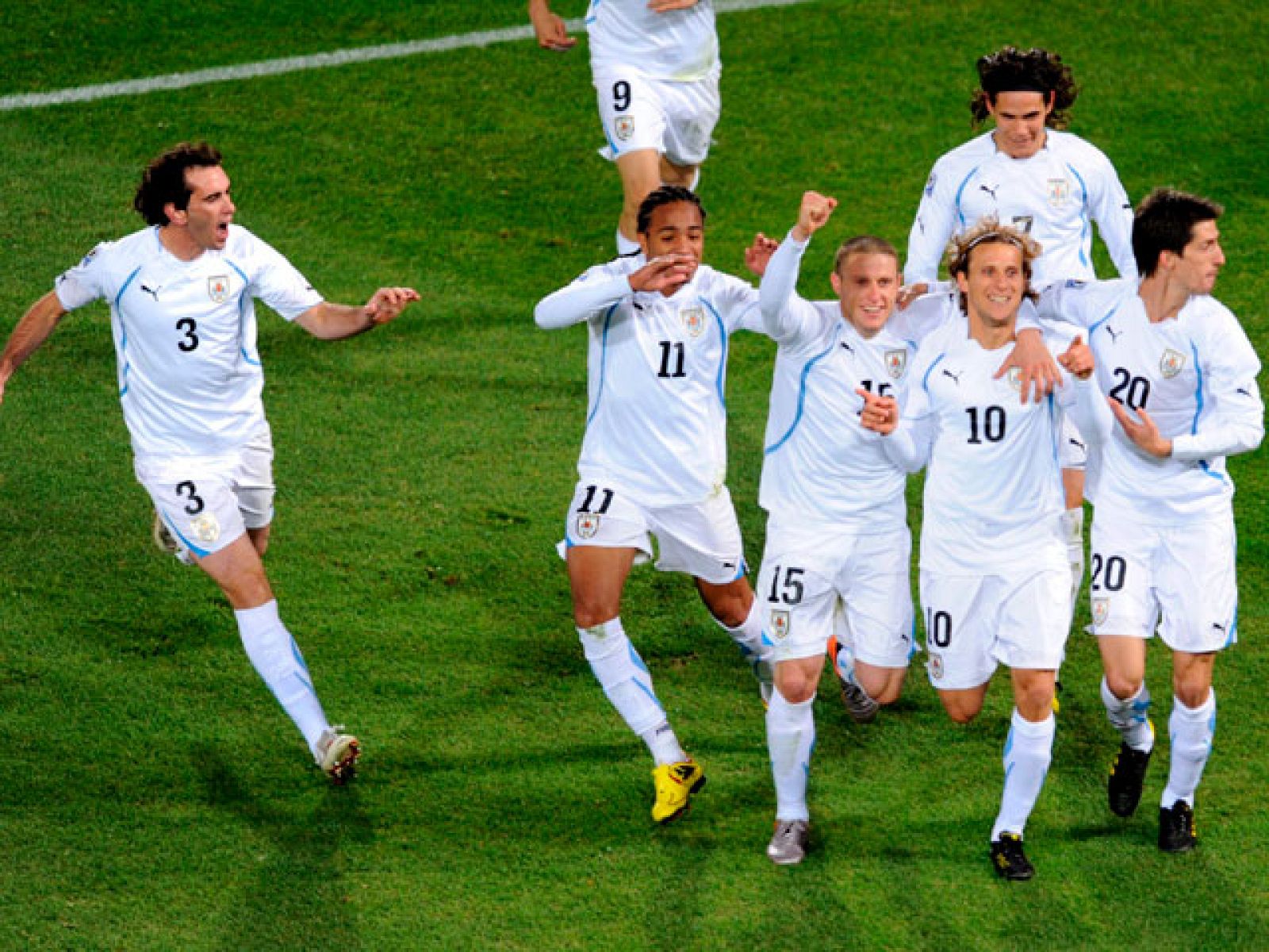 La anfitriona del Mundial, la Sudáfirca dirigida por Parreira, no ha podido por la mejor versión de Uruguay. Forlán ha marcado dos de los tres goles y Pereira el definitivo. El mejor jugador del partido ha sido el delantero del Ajax Luis Suárez.