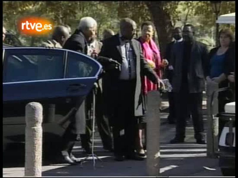   El ex presidente sudafricano, Nelson Mandela, ha asistido junto a su familia al funeral de su biznieta Zenani en Johannesburgo. La pequeña de 13 años murió en un trágico accidente de tráfico cuando regresaba del concierto inaugural del Mundial de S