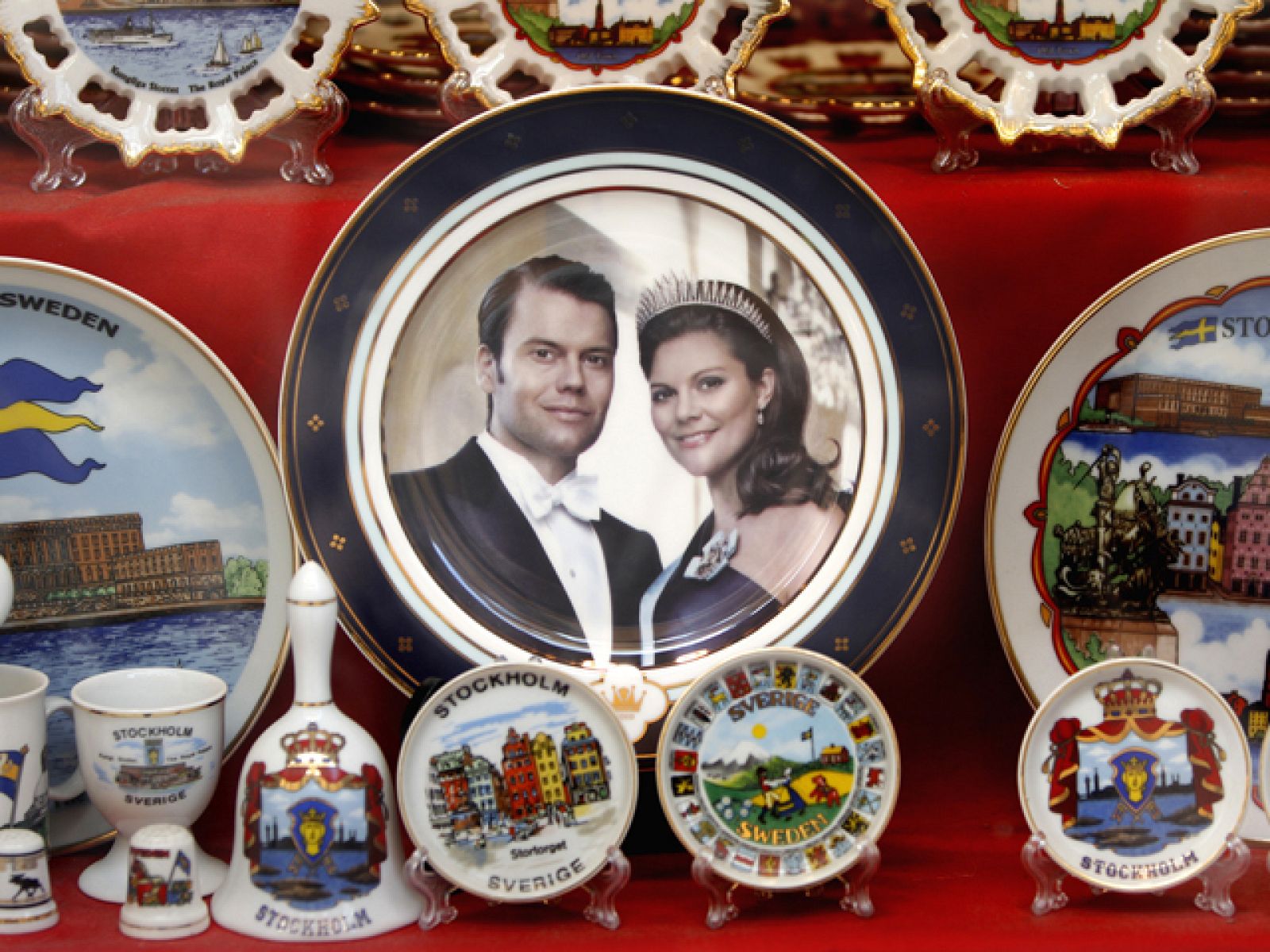 Estocolmo ya está engalanada y lista para celebrar la boda entre la princesa heredera al trono de Suecia, Victoria, y su novio, Daniel Westling. Más de 1.200 invitados asistirán al enlace