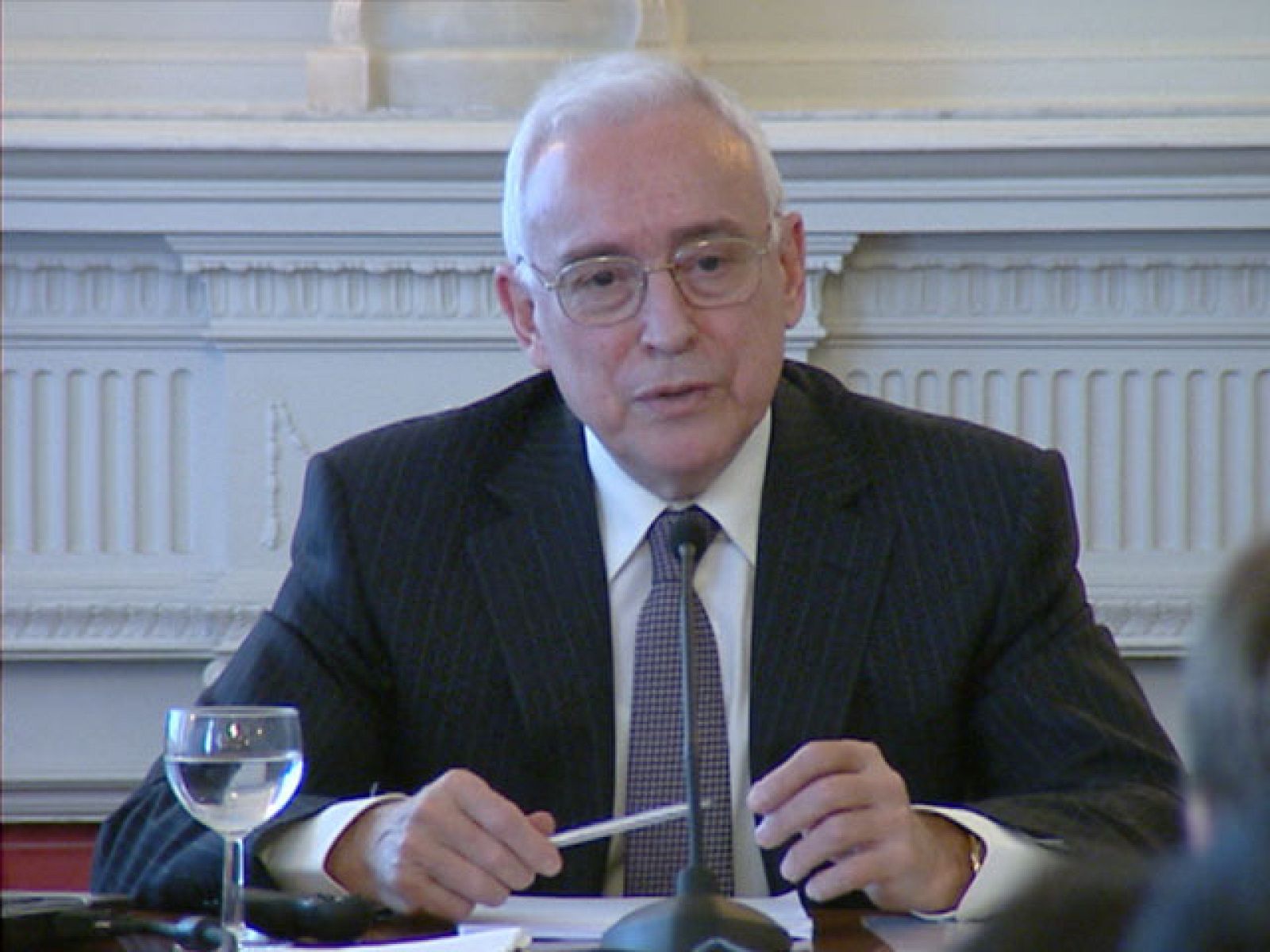 Y pide que en el trámite parlamentario se incorpore un nuevo modelo de contrato único con una indemnización por despido creciente según la antigüedad del trabajador.