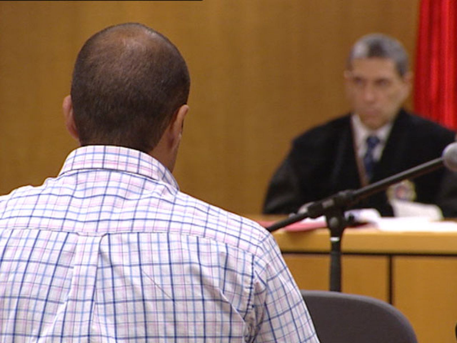 Ha quedado visto para sentencia el juicio contra Roberto Alonso de la Varga, acusado de golpear y dejar tetrapléjico al congoleño Miwa Buene. El fiscal pide 12 años de cárcel con la agravante de racismo. En su alegato final, el acusado ha negado que sea racista y agresivo. 