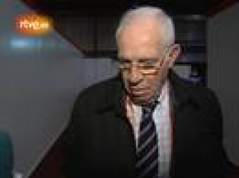 El ex seleccionador nacional, Luis Aragonés, no ha tardado en aprovechar el pasar por delante de unos micrófonos para manifestar su opinión sobre el amargo debut de España en el Mundial. Para 'El Sabio de Hortaleza' la clave fue que Del Bosque y los 