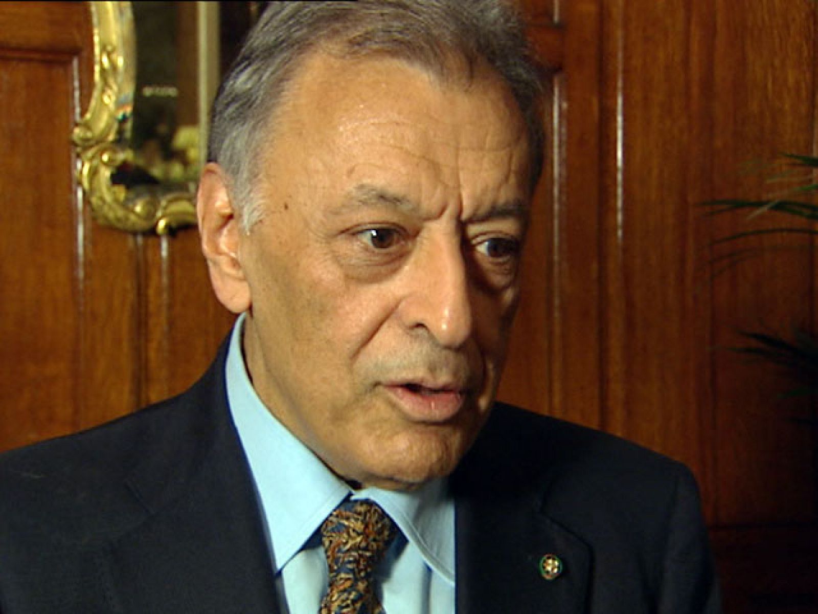 Enérgico, apasionado por la música y solidario. Hablamos del violinista y director de orquesta nacido en Bombay, Zubin Metha que está en España. La Reina le entrega esta tarde el Premio Yehudi Menuhin a la integración de las Artes y la Educación, por promover el acceso de jóvenes de la India e Israel a la música.