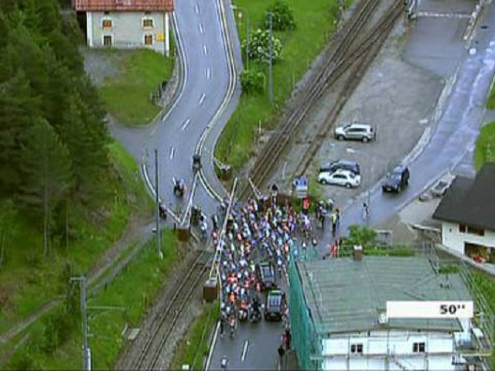 La etapa de la Vuelta a Suiza se ha visto marcada por una anécdota graciosa para el público y no tanto para los ciclistas, el pelotón ha visto como el grupo de cabeza tomaba más ventaja gracias a una parada forzosa por culpa de paso a nivel, y es que los trenes suizos son más puntuales que el AVE.