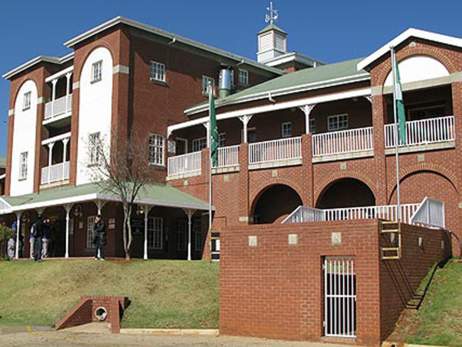 Silvia Barba ha mostrado como son las entrañas de la casa de 'La Roja' durante su estancia en el Mundial de Sudáfrica. La residencia deportiva es austera y acogedora, todos los detalles están cuidados al máximo para que a la selección no le falte de nada.