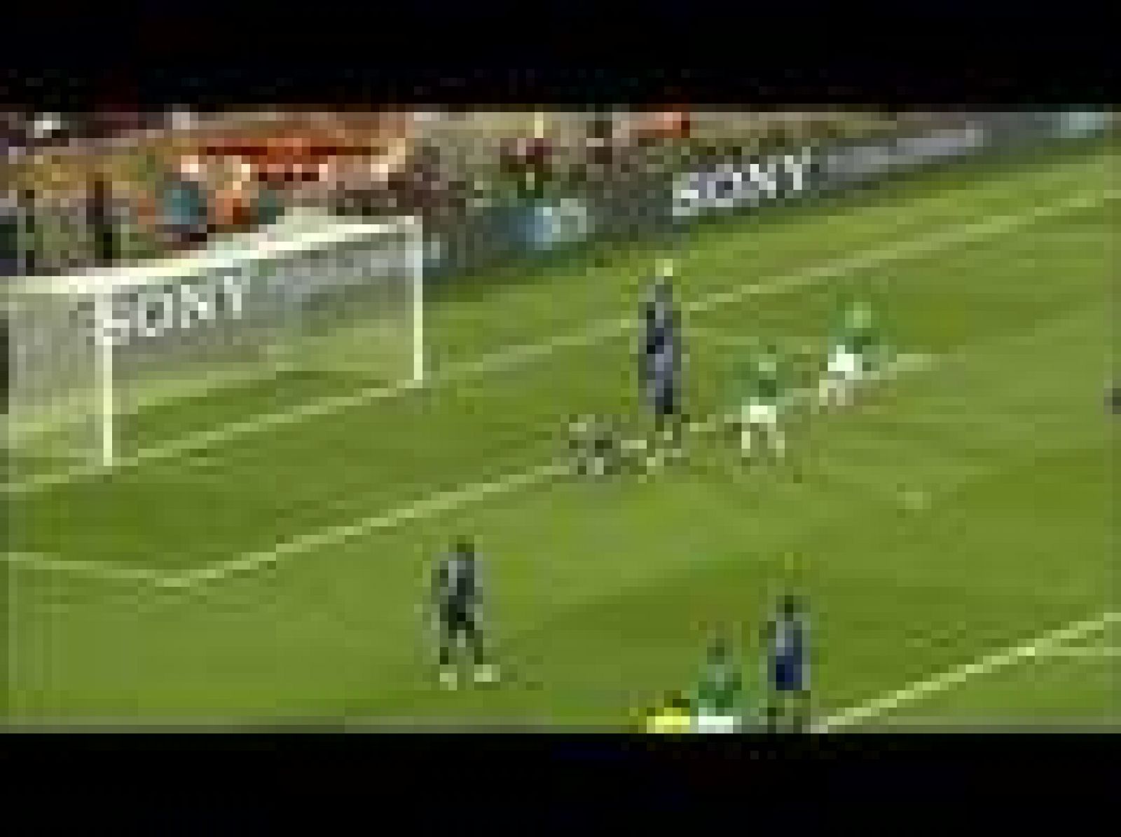 México ha superado con claridad a Francia por 0-2 y ha dejado muy tocado al conjunto de Domenech, que tiene muy complicado su pase a los octavos de final. 'Chicharito' Hernández y Cuauhtemoc Blanco, de penalti, firmaron los tantos del combinado de Ja