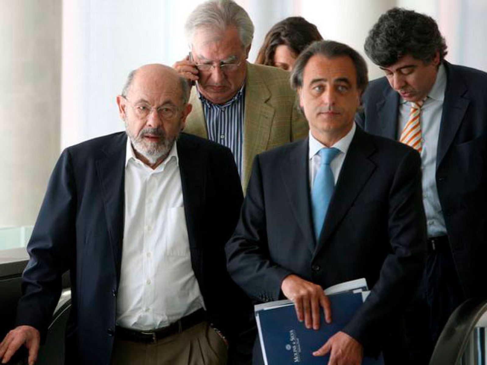 La juez del Juzgado de Instrucción 10 de Barcelona ha dictado prisión incondicional sin fianza para el ex presidente del Palau de la Música Fèlix Millet y su ex director administrativo Jordi Montull, por la operación del Hotel del Palau, acusados de los delitos continuados de tráfico de influencias y apropiación indebida, tal y como había solicitado la Fiscalía.