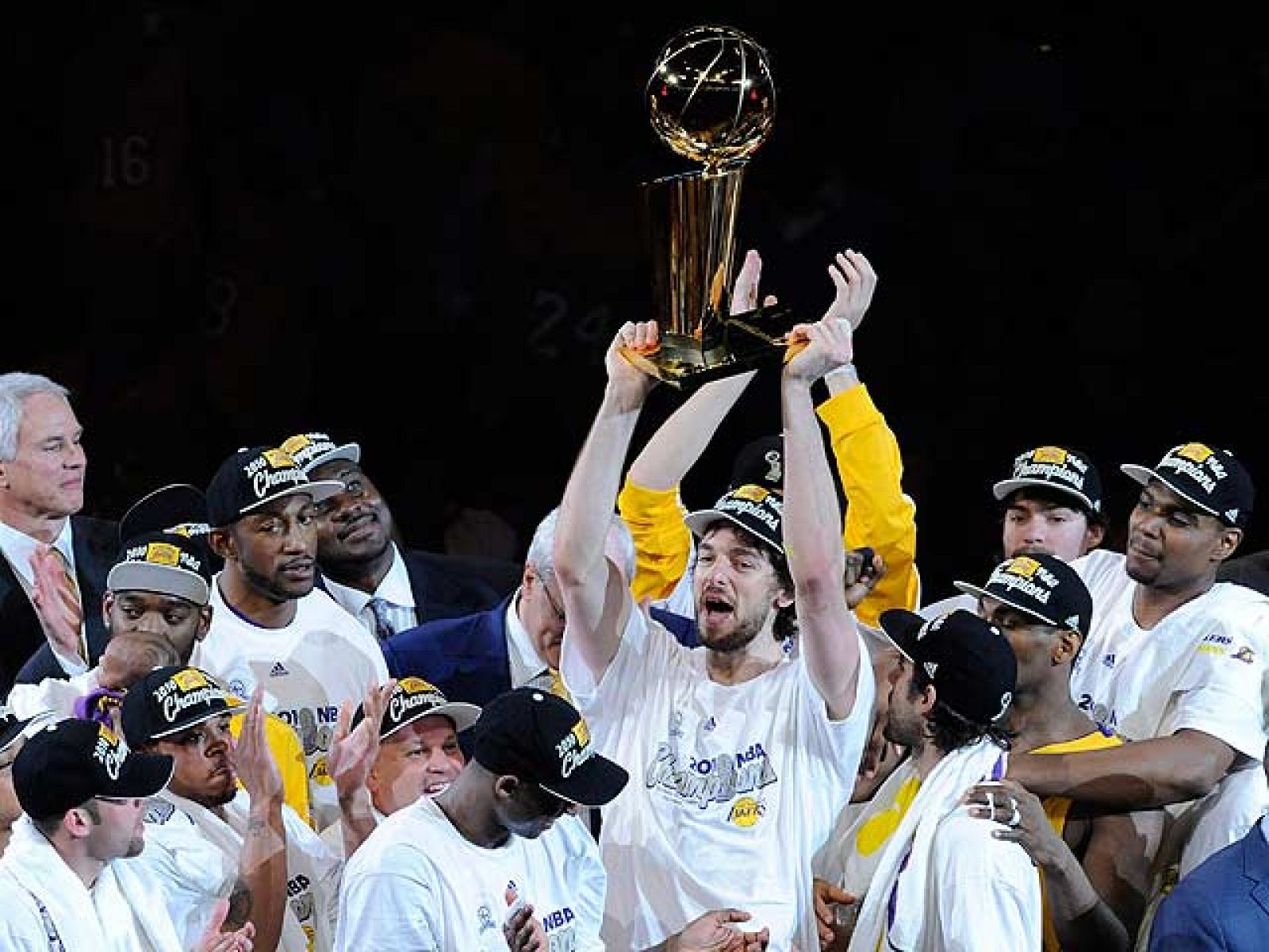 El español Pau Gasol ha conseguido su segundo título consecutivo tras la victoria de su equipo en el séptimo y definitivo partido de la final NBA, Lakers 83-79 Boston.