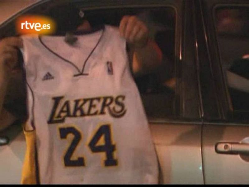  Los aficionados de Los Ángeles Lakers ha salido a las calles para celebrar el campeonato de la NBA que su equipo ha conseguido ante los Celtics de Boston.