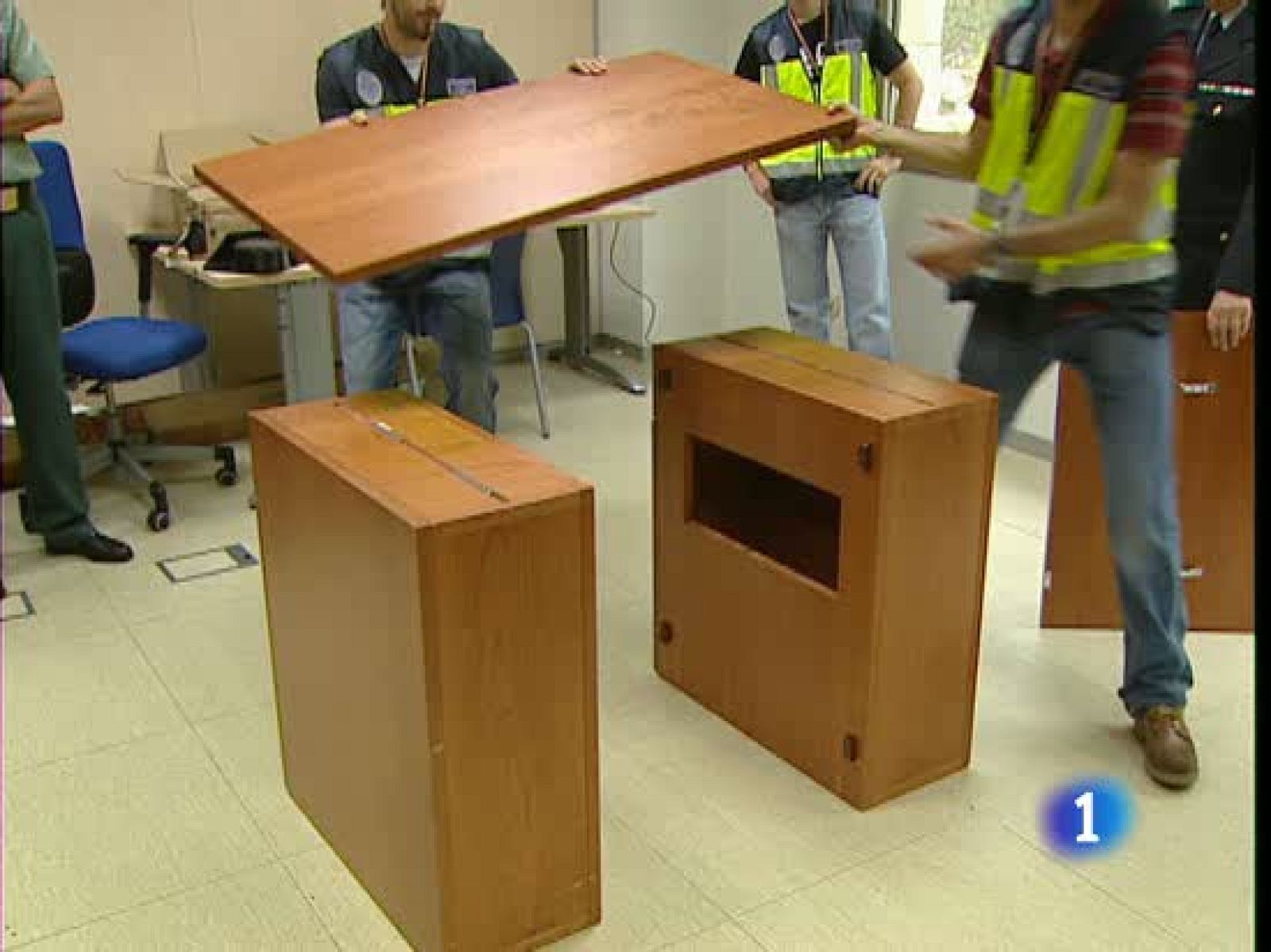 Entre estafadores y narcos estafados, hay 11 detenidos. Policía y Guardia civil dicen que es la primera vez que, en un timo así, utilizan algo tan rudimentario como un escritorio trucado.