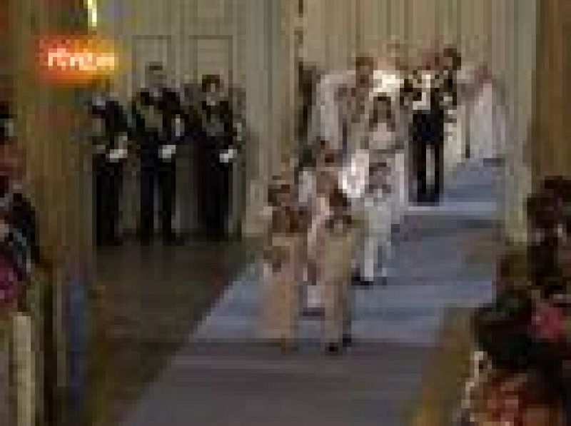  La princesa Victoria, heredera al trono de Suecia, ha contraído matrimonio con Daniel Westling en una emotiva ceremonia en la catedral de San Nicolás en Estocolmo. La Casa Real española ha acudido casi al completo, con la excepción del Rey Don Juan 