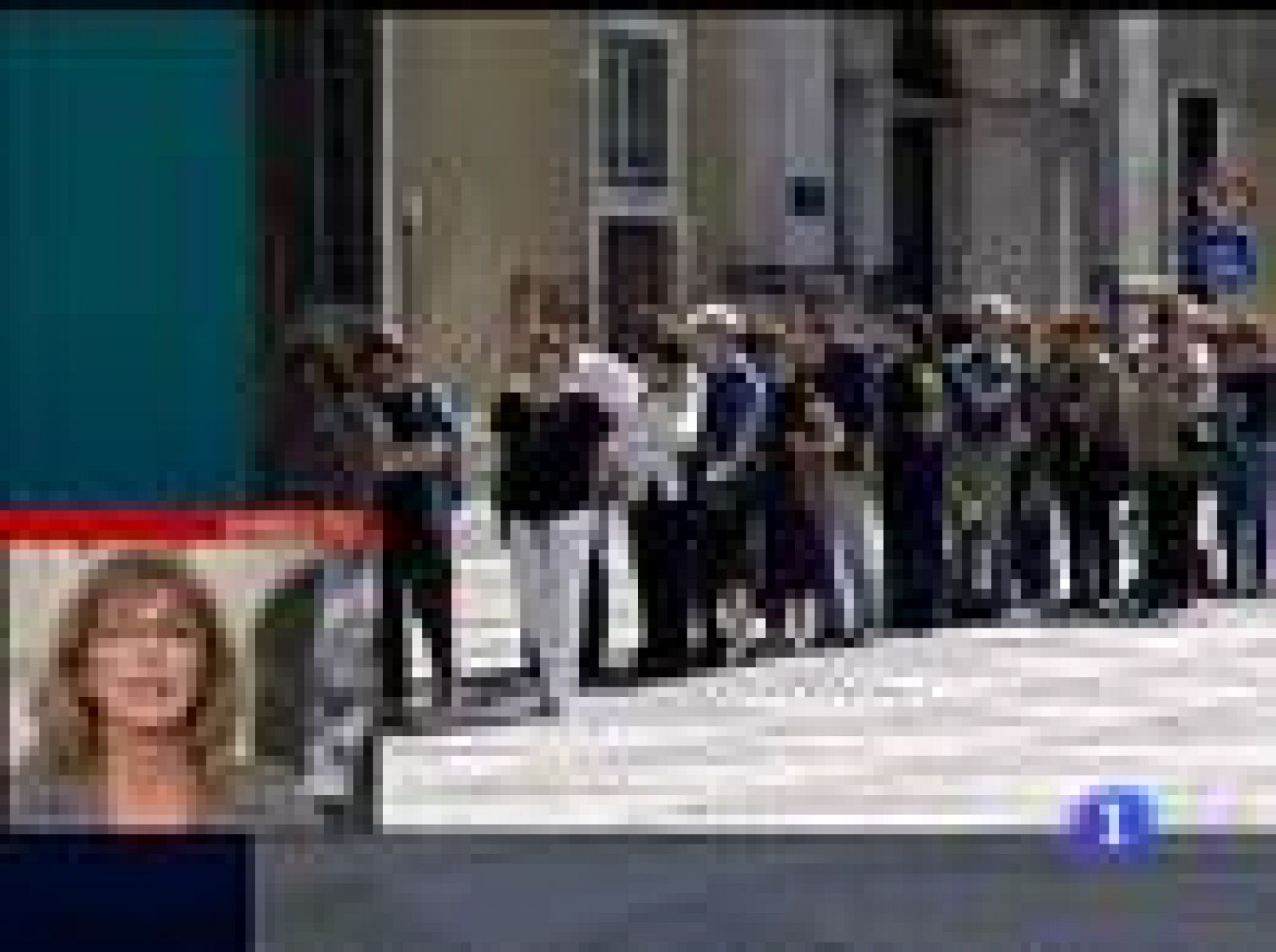 El Lisboa, cientos de personas han desfilado por la capilla ardiente de José Saramago, instalada en el Ayuntamiento de la capital lusa. 